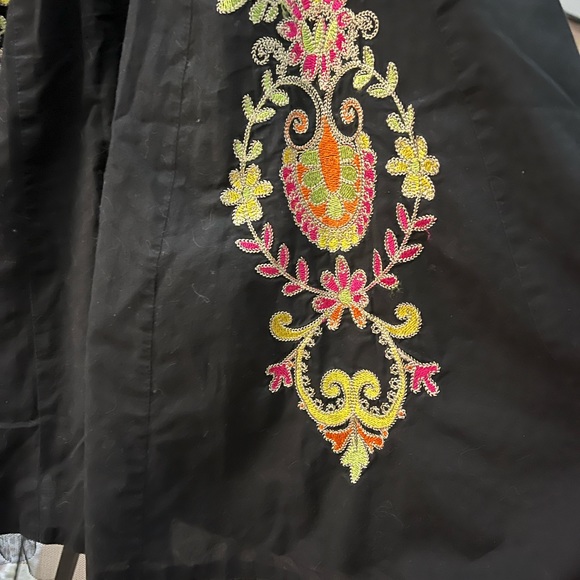 Black skirt with beautiful embroidery - Picture 2 of 3